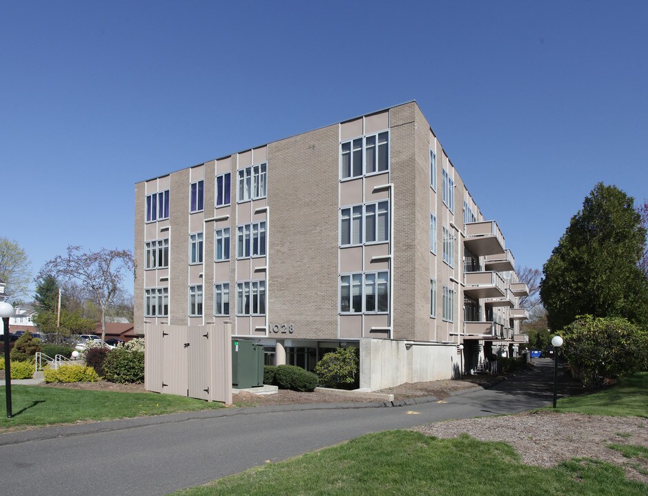 Center West in West Hartford, CT - Building Photo