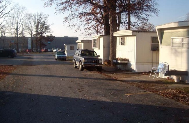 Sheridan Village Mobile Home Park in Fort Wayne, IN - Building Photo - Building Photo