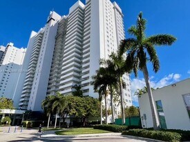 14951 Royal Oaks Ln, Unit 505 in North Miami, FL - Building Photo