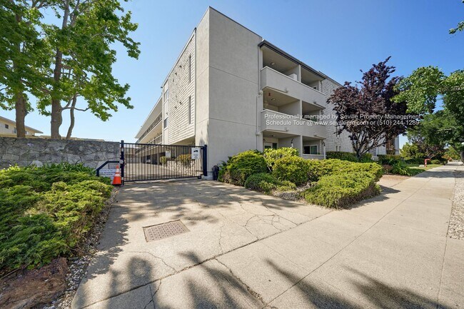 325 Kitty Hawk Rd in Alameda, CA - Building Photo - Building Photo