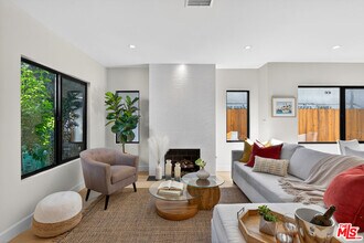 2931 S Bronson Ave in Los Angeles, CA - Building Photo - Building Photo