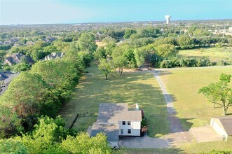 220 Sweet St in Southlake, TX - Foto de edificio - Building Photo