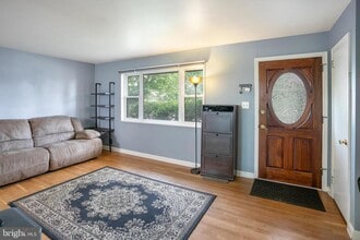 6833 Inverness Dr in Springfield, VA - Building Photo - Building Photo