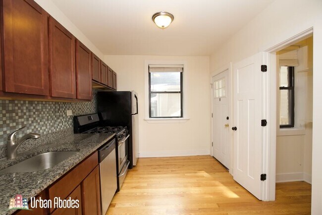 1446 W Byron St, Unit J08W in Chicago, IL - Building Photo - Building Photo
