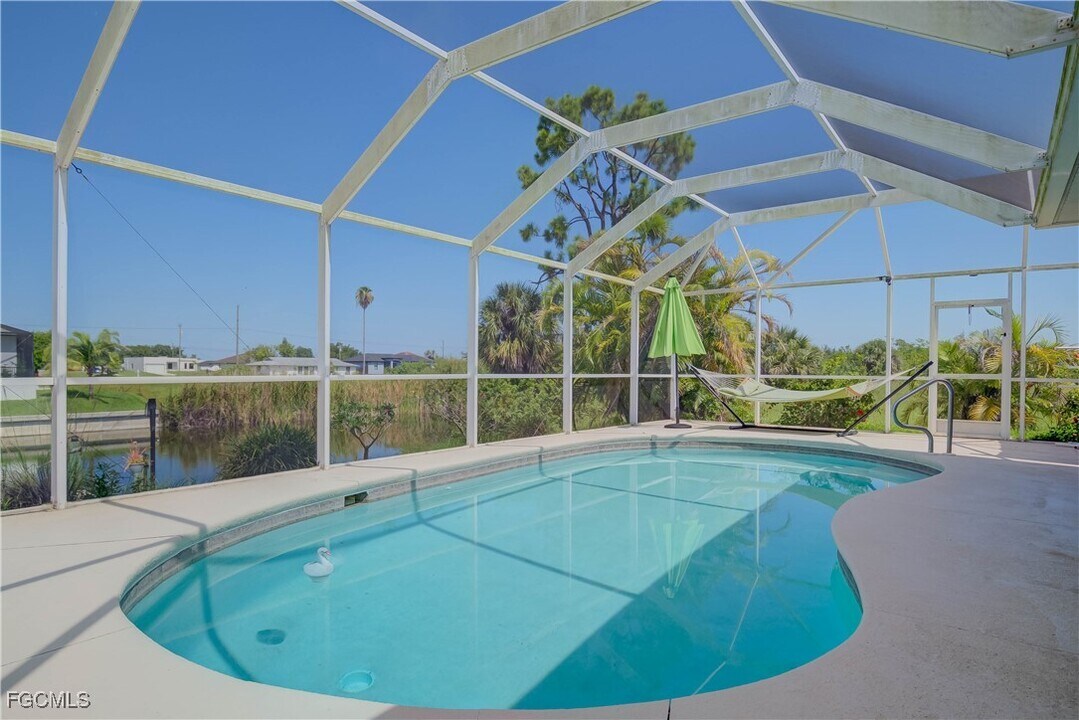 1904 NE 19th Ave in Cape Coral, FL - Building Photo