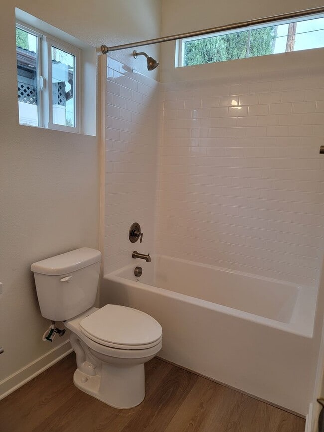 9388 Olive St in Fontana, CA - Foto de edificio - Building Photo