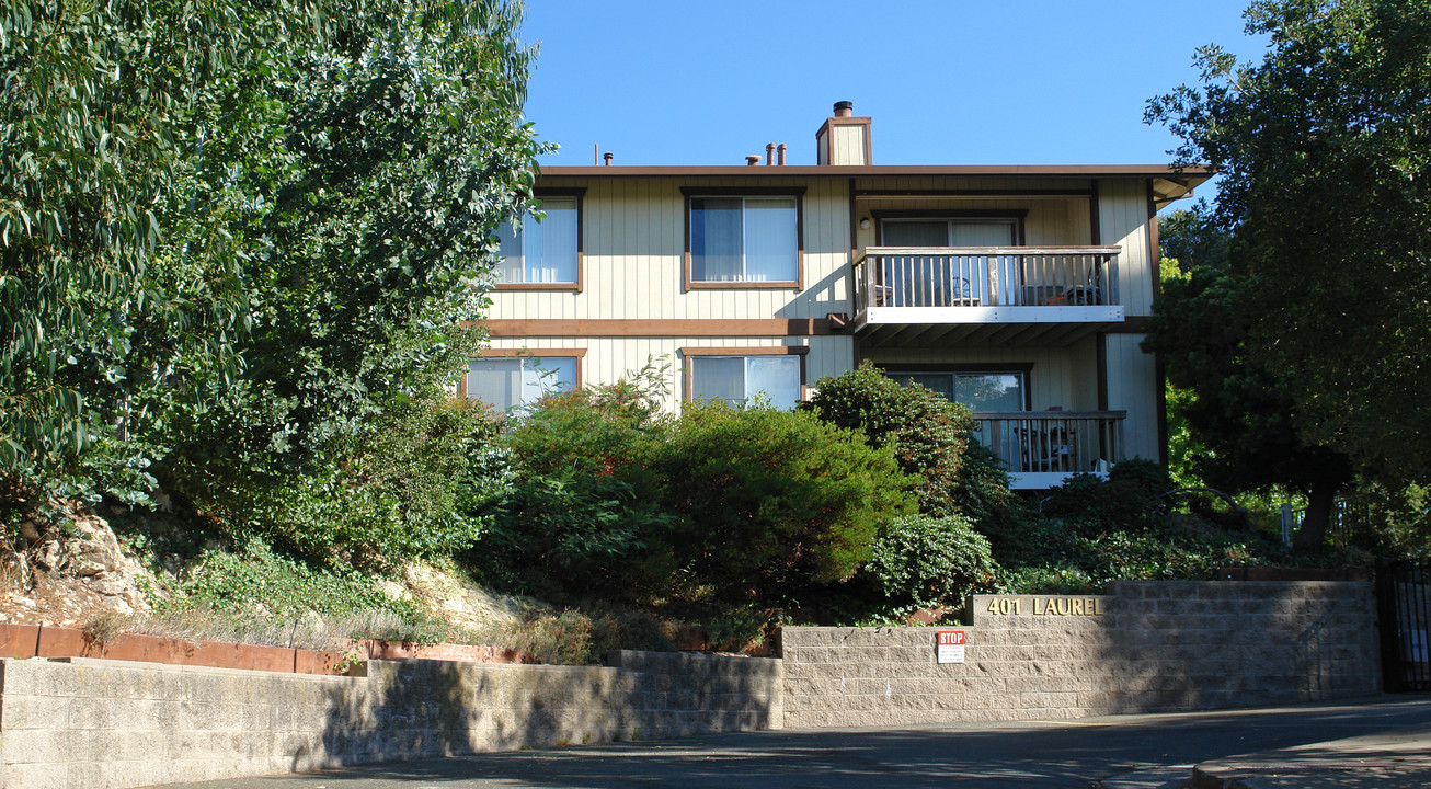 401 Laurel Ave in Pinole, CA - Foto de edificio