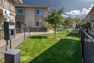 Monterey Manor in San Jose, CA - Foto de edificio - Building Photo