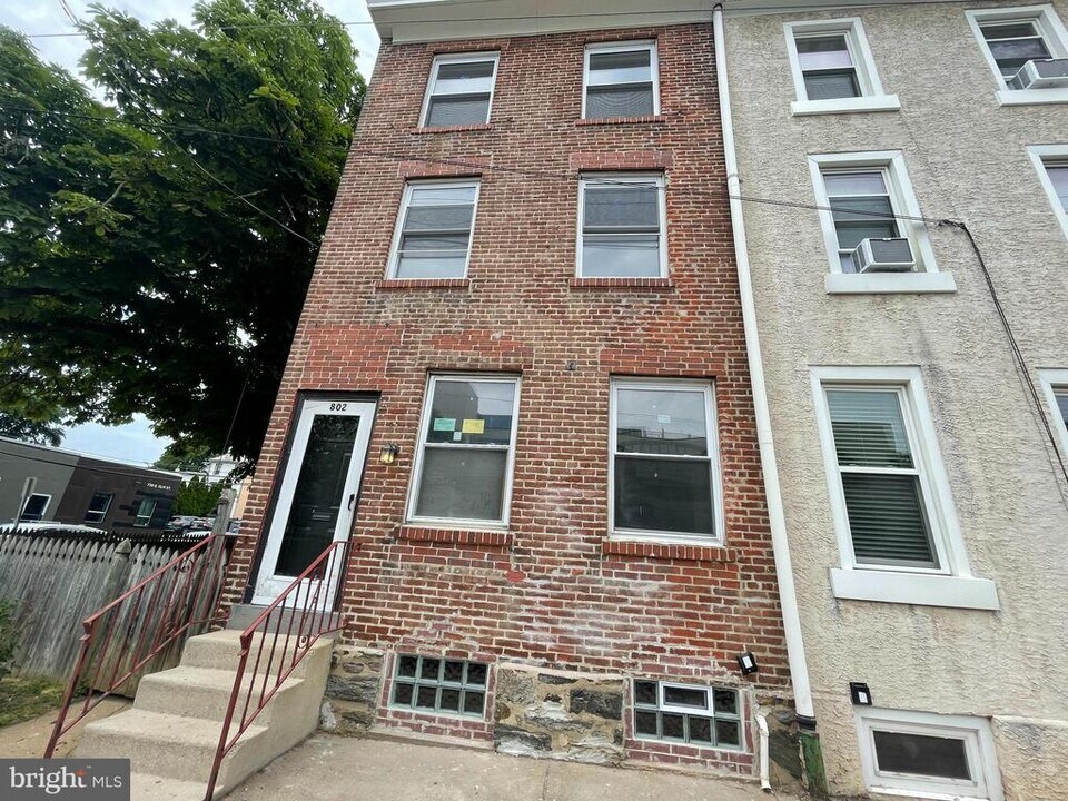 802 E Elm St in Conshohocken, PA - Building Photo