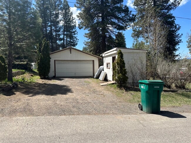228 E Schonchin St in Chiloquin, OR - Building Photo - Building Photo
