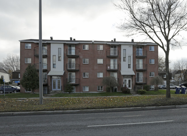 3450 E Saint-Martin E in Laval, QC - Building Photo - Building Photo