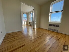 GRAND CENTRAL PARKWAY, Unit 3B in Queens, NY - Building Photo