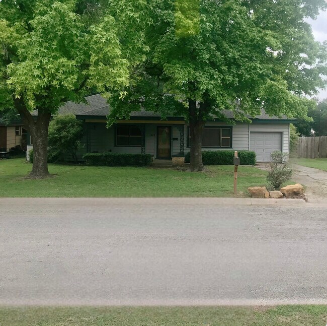 1405 Hillcrest Blvd Rentals in Gainesville, TX