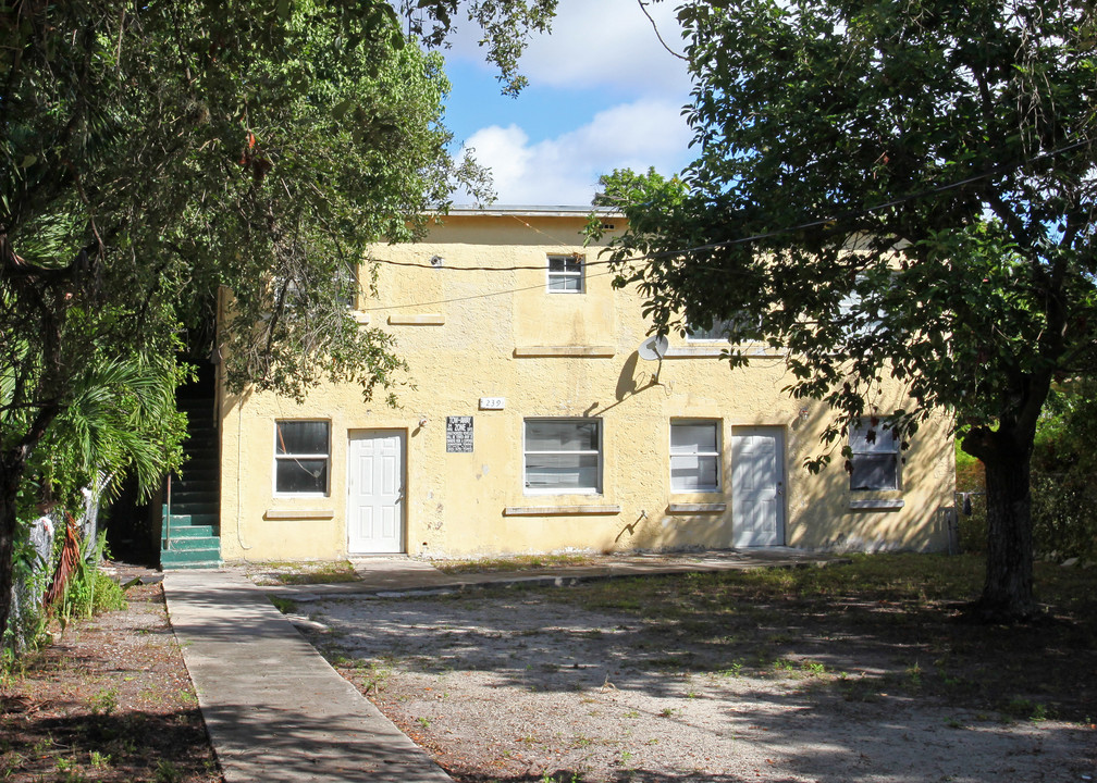 239 NW 32nd St in Miami, FL - Foto de edificio