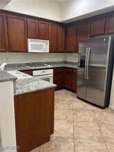 62 E Serene Ave in Las Vegas, NV - Foto de edificio - Building Photo