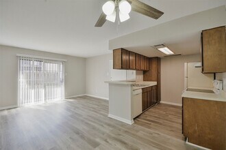 12905 Woodforest Blvd, Unit 607 in Houston, TX - Building Photo - Building Photo