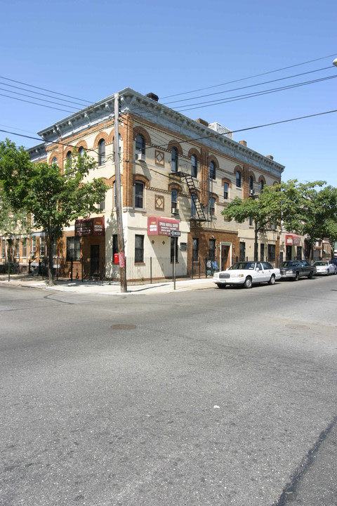 752 Onderdonk Ave in Ridgewood, NY - Foto de edificio