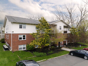 Country Gardens Apartments in Troy, NY - Foto de edificio - Building Photo