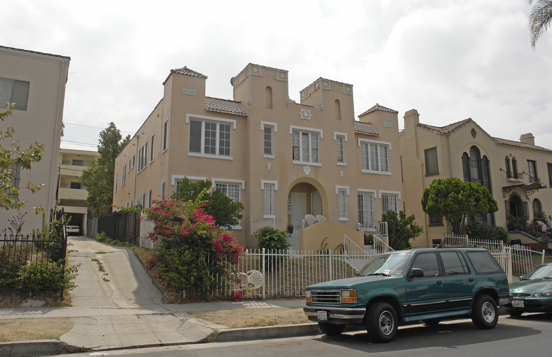 124 S Kenmore Ave in Los Angeles, CA - Building Photo