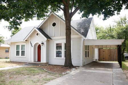 1064 W Vanderbilt St in Stephenville, TX - Building Photo