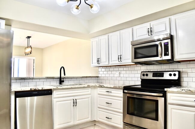 6040 Glendale Dr in Boca Raton, FL - Building Photo - Building Photo