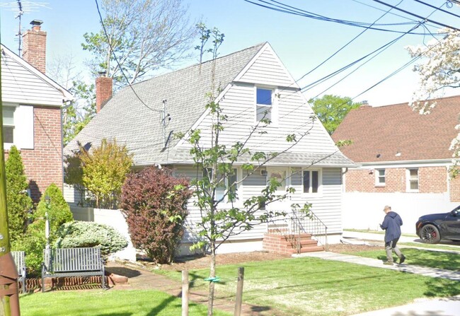 property at 1011 N 1st St