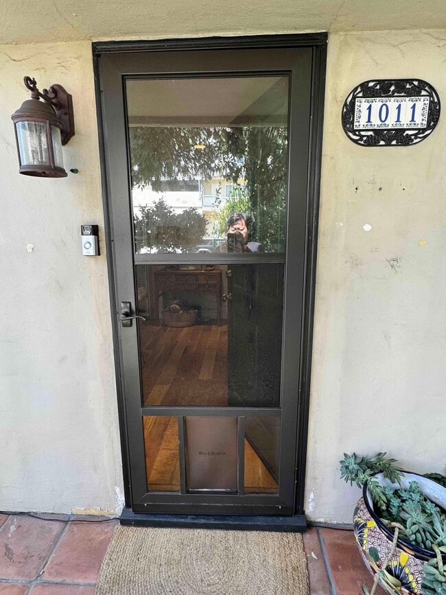 1011 S Barrington Ave in Los Angeles, CA - Building Photo - Building Photo