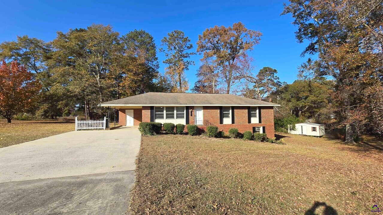 101 Vivian Dr in Byron, GA - Building Photo