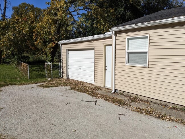 1301 Sunset Dr in Champaign, IL - Building Photo - Building Photo