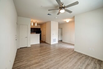 Grand Station Apartment Homes in Austin, TX - Foto de edificio - Building Photo