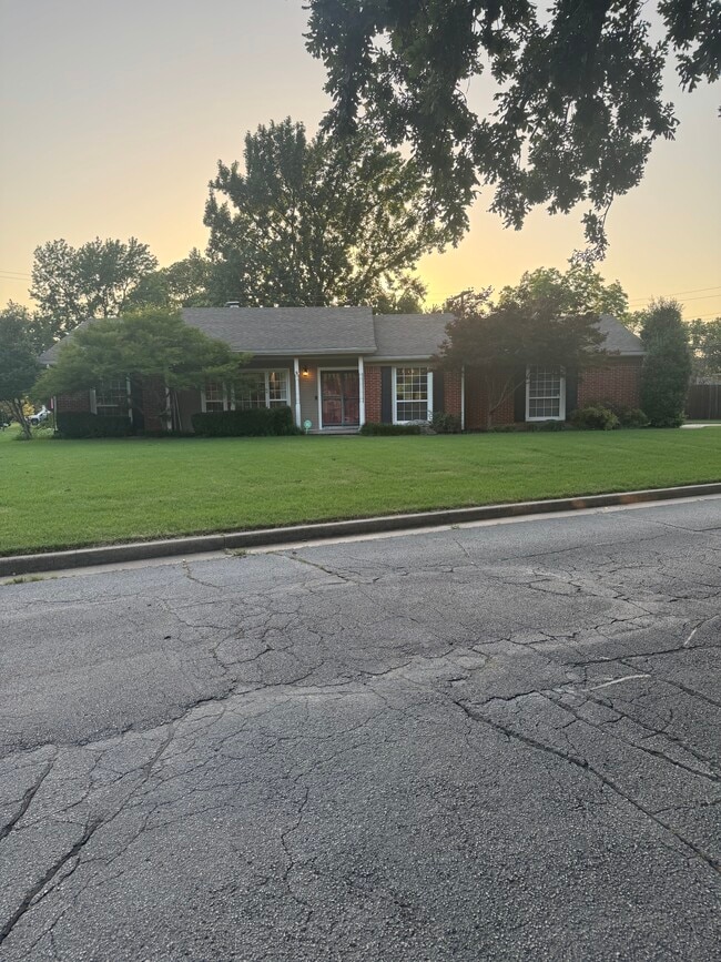 1799 E 56th St in Tulsa, OK - Foto de edificio - Building Photo