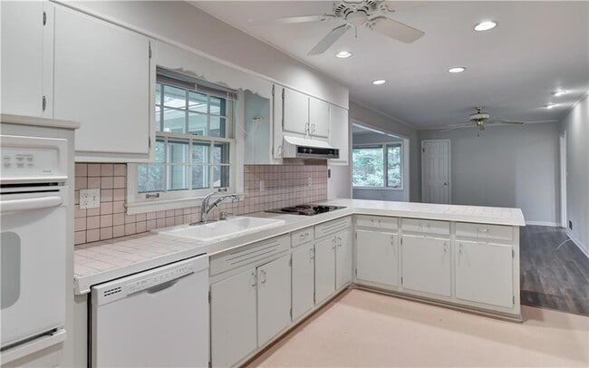 1896 Winchester Trail in Chamblee, GA - Foto de edificio - Building Photo