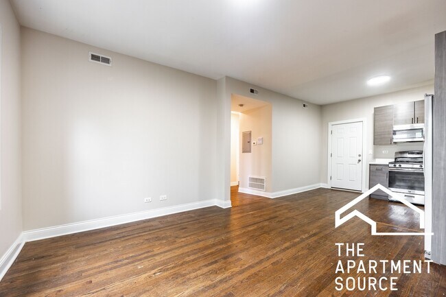 2230 N Sawyer Ave, Unit 3E in Chicago, IL - Foto de edificio - Building Photo