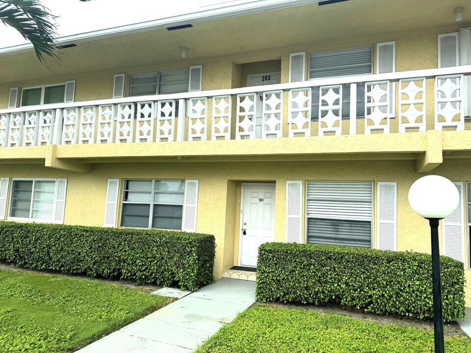 1121 Cactus Terrace in Delray Beach, FL - Building Photo