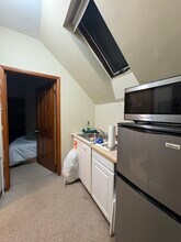 72 Hillside St, Unit 3 in Boston, MA - Foto de edificio - Building Photo