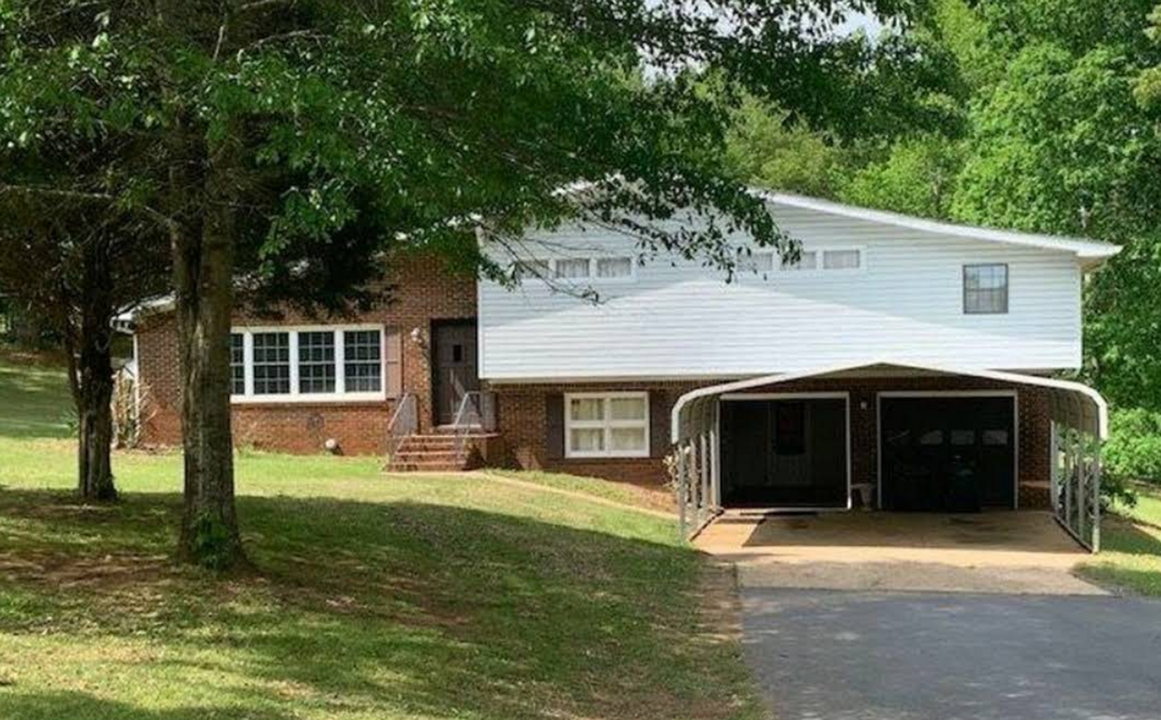 1461 Old Rocky Ridge Rd in Jacksonville, AL - Foto de edificio