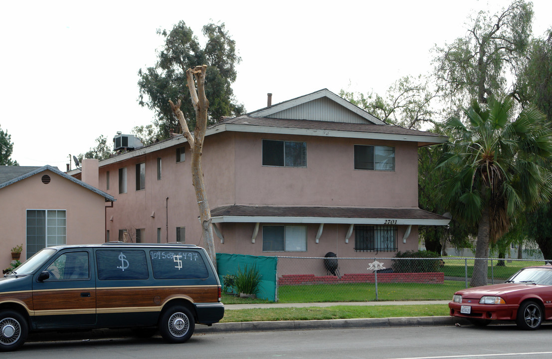 2701 N E St in San Bernardino, CA - Foto de edificio