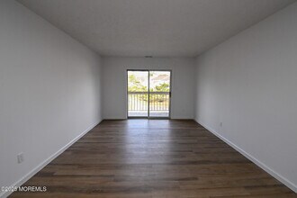 62 Diane Dr in Tinton Falls, NJ - Building Photo - Building Photo