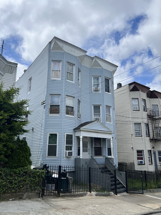 106 Ash St in Yonkers, NY - Building Photo