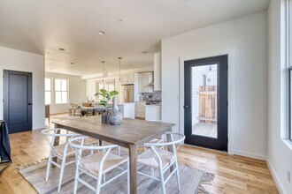 512 NE 56th Ave in Portland, OR - Building Photo - Building Photo