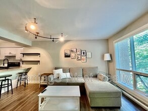 2425-2425 Mt Baldy Dr in Kelowna, BC - Building Photo - Building Photo