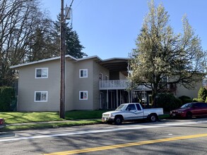 6830 N Columbia Way in Portland, OR - Building Photo - Building Photo