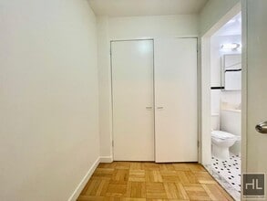 AMAZING STUDIO APARTMENT!! AMAZING DEAL! W in New York, NY - Building Photo - Building Photo
