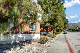 3819 La Crescenta Ave in Glendale, CA - Building Photo - Building Photo