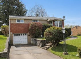 215 Erhardt Dr in Pittsburgh, PA - Building Photo