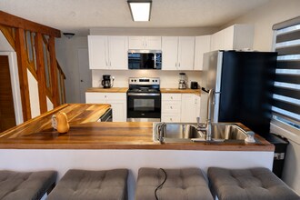 6143 Vista Dr in Blaine, WA - Foto de edificio - Building Photo