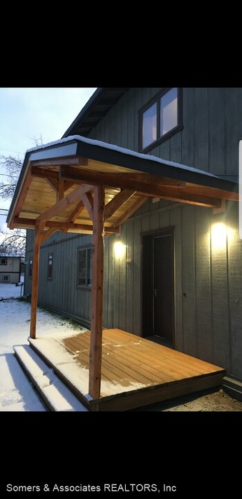 1121 23rd Ave in Fairbanks, AK - Foto de edificio