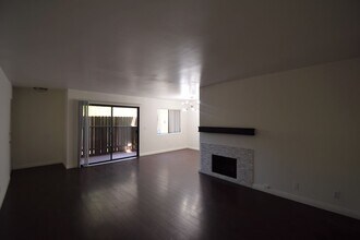 15128 Burbank Blvd, Unit 44-110 in Los Angeles, CA - Foto de edificio - Building Photo