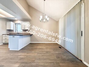 7411 Montclair Dr in Fort Wayne, IN - Foto de edificio - Building Photo