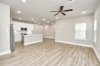 21035 Bay Vlg Dr, Unit B in Cypress, TX - Foto de edificio - Building Photo